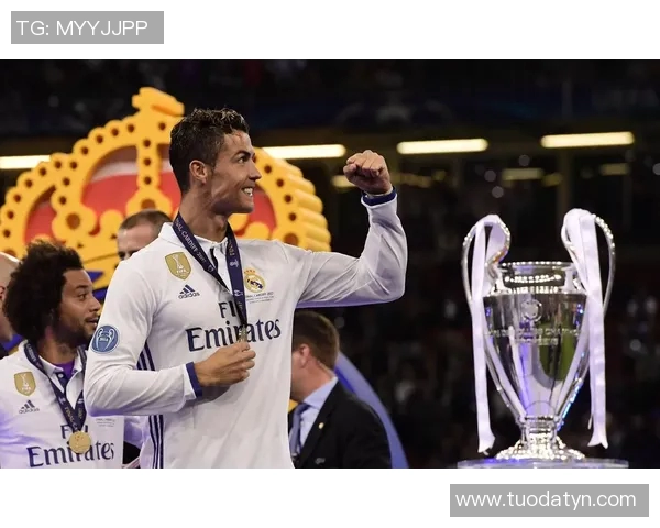 足球巨星C罗庆祝生日球迷齐聚祝福共贺辉煌岁月